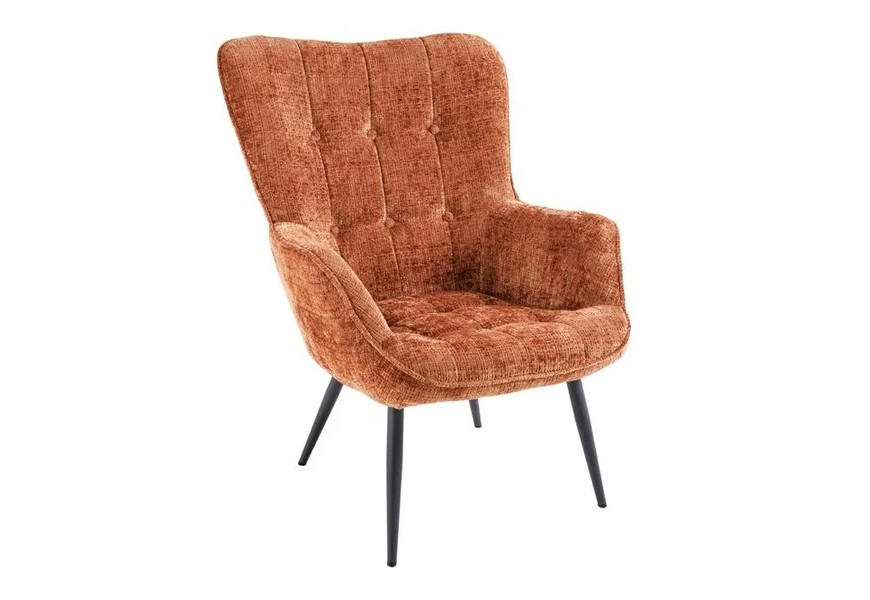 Skandinávské retro čalouněné křeslo Scandinavia s vysokou opěrkou zad s prošíváním do čtverce s kulatými knoflíky s potahem z žinylkové textilie se sametovým lesklem v rezavé hnědé barvě se čtyřmi kovovými nohami v matné černé barvě