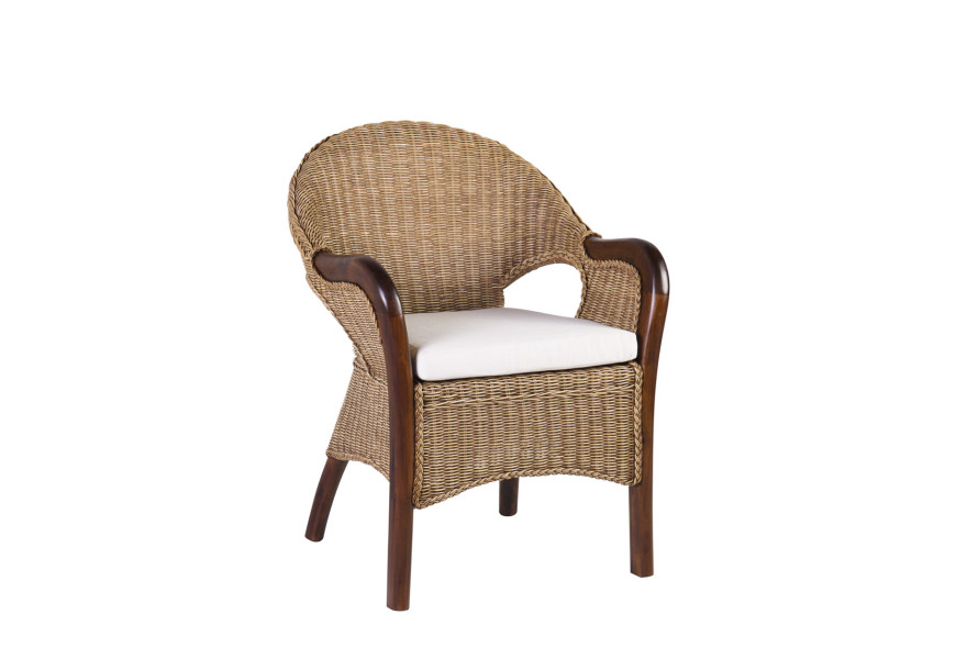 Designové etno křeslo New Cobra Rattan s konstrukcí z mahagonu v tmavě hnědé barvě s hustým ratanovým výpletem s košíkovým vzorem v přírodní světle hnědé barvě s čalouněným sedacím polštářem s bílým textilním potahem