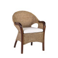 Designové etno křeslo New Cobra Rattan s konstrukcí z mahagonu v tmavě hnědé barvě s hustým ratanovým výpletem s košíkovým vzorem v přírodní světle hnědé barvě s čalouněným sedacím polštářem s bílým textilním potahem
