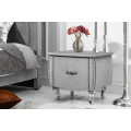 Designov&yacute; glamour nočn&iacute; stolek Caledonia se z&aacute;suvkou a &scaron;ed&yacute;m sametov&yacute;m potahem a chromov&yacute;mi kabriolov&yacute;mi nohama 47 cm