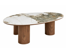 Designov&yacute; konferenčn&iacute; stolek Curvy s ov&aacute;lnou deskou s asymetrick&yacute;m organick&yacute;m tvarem z keramiky s designem b&iacute;l&eacute;ho mramoru s v&yacute;raznou kresbou v &scaron;ed&yacute;ch odst&iacute;nech se třemi mohutn&yacute;mi v&aacute;lcovit&yacute;mi nohami v př&iacute;rodn&iacute;m ořechov&eacute;m hněd&eacute;m proveden&iacute;