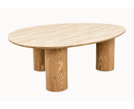 Modern&iacute; designov&yacute; konferenčn&iacute; stolek Curvy s keramickou deskou se zaoblen&yacute;m organick&yacute;m tvarem s travertinov&yacute;m dekorem v b&eacute;žov&yacute;ch odst&iacute;nech se třemi v&aacute;lcovit&yacute;mi nohami ve světl&eacute;m hněd&eacute;m dubov&eacute;m proveden&iacute;