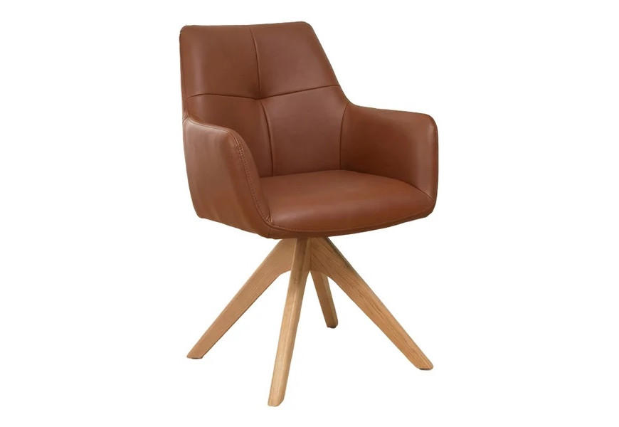 Luxusní moderní designová hnědá jídelní židle Elton s otočnou sedací částí s opěrkami na ruce a potahem z pravé kůže v koňakovém odstínu s minimalistickým prošíváním se čtyřmi nohami z dubového dřeva v přírodní světle hnědé barvě