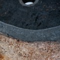 Luxusní moderní atypické umyvadlo Piedra z přírodního kamene v hnědé barvě s výraznou strukturou 90 cm