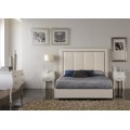 Exkluzivní moderní postel Monica s elegantním čalouněním z ekokůže v bílé barvě