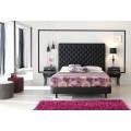 Luxusní manželská postel Leonor s potahem z ekokůže v černé barvě s nadčasovým chesterfield prošíváním
