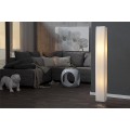 Stylová moderní bílá stojací lampa Paris s hranatým stínítkem z latexu se skládaným designem a nohou z kovu na obdélníkovém podstavci s chromovým povrchem