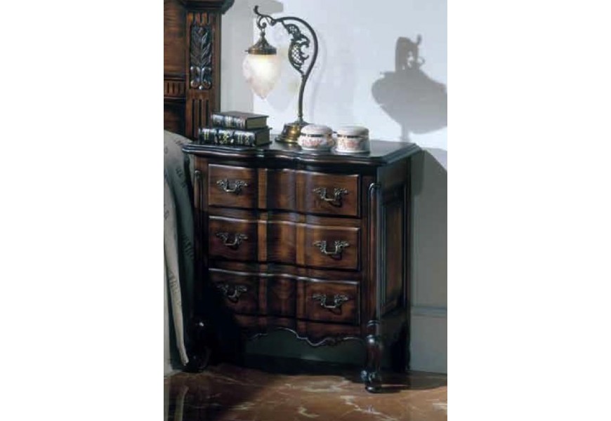Rustikální noční stolek Nuevas formas se třemi zásuvkami a vyřezáváním 68cm