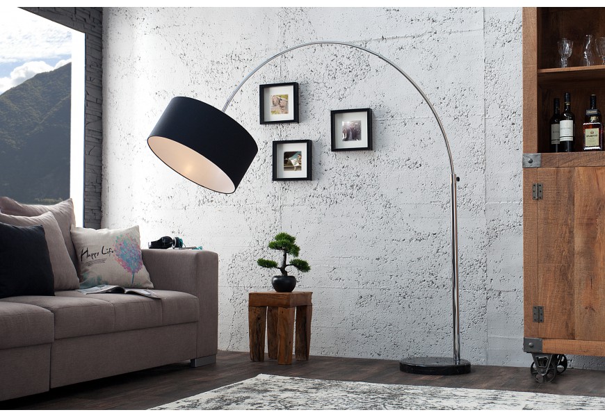 Moderní oblouková stojanová lampa s černým textilním stínítkem a ohnutou chromovou konstrukcí na stabilní mramorové podstavě v glamour stylu, vhodná pro osvětlení obývacího pokoje či čtecího koutku.