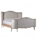 Provence manželská king size postel Kingly s vyřezávanou konstrukcí z mahagonového dřeva a čalouněnými čely v béžové barvě