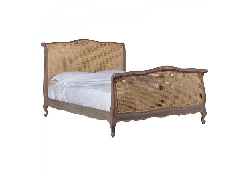 Luxusní ratanová manželská king size postel Mandy v rustikálním stylu s vyřezáváním na mahagonové konstrukci a oblými nožičkami ve světlé skořicové barvě