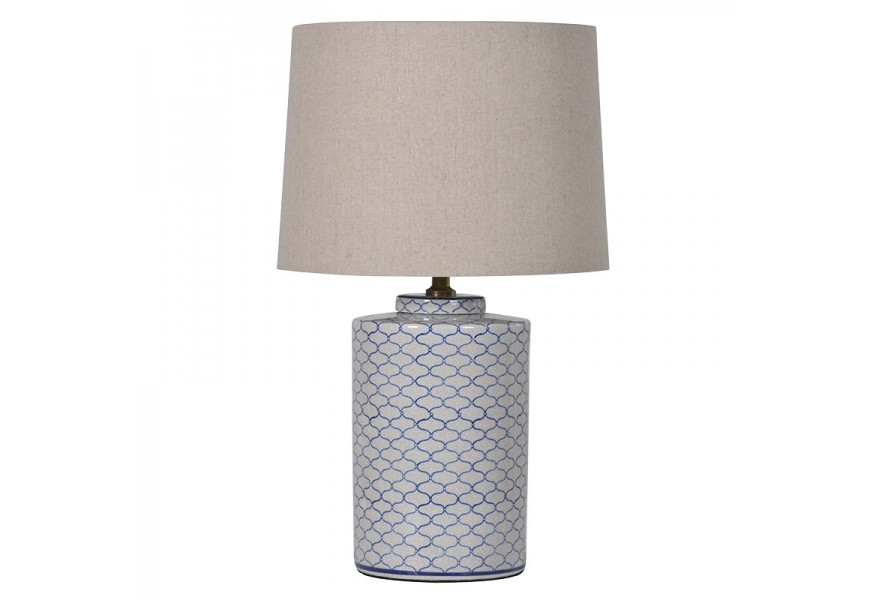 Nadčasová a luxusní porcelánová bílá lampa Wilkin s modrým ornamentálním vzorem a pískovým stínítkem ve vintage provedení