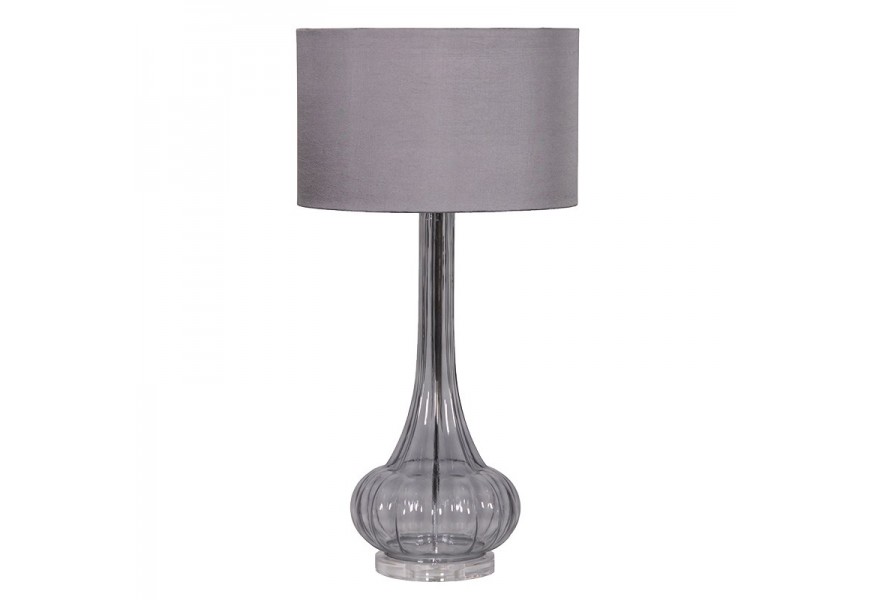 Designová stolní lampa Wraith se zaoblenou kouřovou skleněnou základnou s jemným žebrováním a elegantním šedým stínítkem válcového tvaru