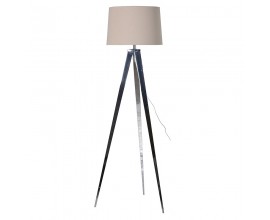 Designová art deco stojací lampa Mada se třemi chromovanými nožičkami a válcovým béžovým lněným stínítkem