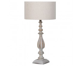 Designov&aacute; venkovsk&aacute; b&eacute;žov&aacute; stoln&iacute; lampa Xenia s vyřez&aacute;vanou nohou s designem soustružen&eacute;ho dřeva se starožitn&yacute;m patinovan&yacute;m efektem s b&iacute;l&yacute;m v&aacute;lcovit&yacute;m st&iacute;n&iacute;tkem