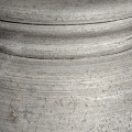Vintage provensálská stolní lampa Uthina s šedou vyřezávanou podstavou s patinou a kulatým textilním stínítkem 53 cm