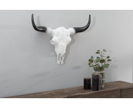 Venkovská bílá dekorace Bull s černými rohy na zeď nebo postavení na obdélníkový černý stojan 50 cm