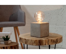Moderní industriální noční lampa Cement s nohou ve tvaru krychle z šedého betonu s odhalenou žárovkou