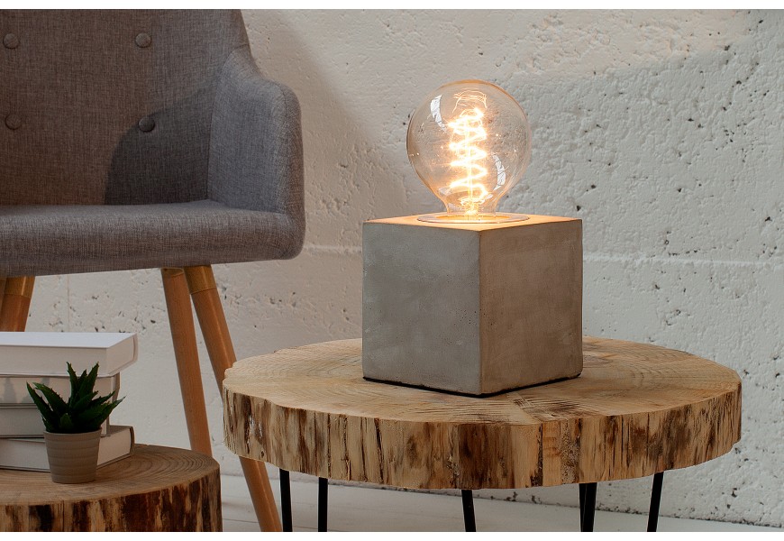 Moderní industriální noční lampa Cement s nohou ve tvaru krychle z šedého betonu s odhalenou žárovkou