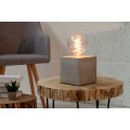 Moderní industriální noční lampa Cement s nohou ve tvaru krychle z šedého betonu s odhalenou žárovkou
