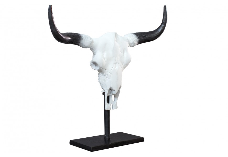 Venkovská kovová dekorace Bull v bílé barvě s realisticky tvarovanou hlavou býka a černými rohy s možností montáže na zeď nebo umístění na černý kovový stojan