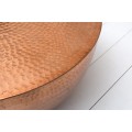 Designov&yacute; glamour tepan&yacute; měděn&yacute; konferenčn&iacute; stolek Hammerblow v kulat&eacute;m tvaru z kovu s &uacute;ložn&yacute;m prostorem 60cm