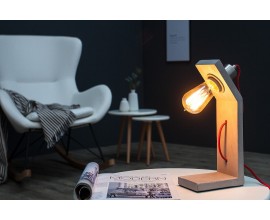 Designová industriální noční lampa Cement Structure s atypickou dřevěnou nohou s šedým nátěrem s betonovou strukturou a odhalenou žárovkou s kontrastním červeným detailem