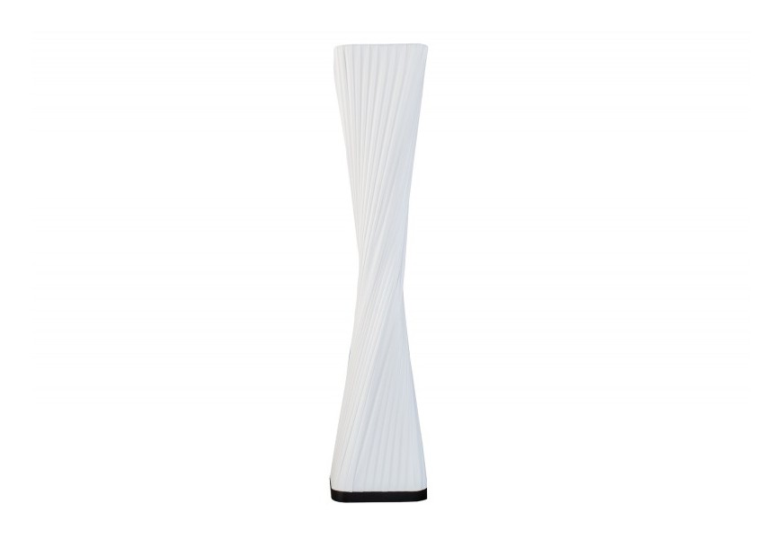 Moderní designová stojací lampa Harmony se čtvercovou podstavou z černého mangového dřeva a bílým stínítkem z latexu s vertikálním skládání se zatočenou uprostřed zúženou siluetou