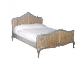 Venkovská vintage postel Crema s dřevěným rámem s šedým záměrně sešoupaným nátěrem a světlým hnědým ratanovým výpletem