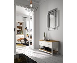 Luxusn&iacute; modern&iacute; masivn&iacute; b&iacute;l&yacute; botn&iacute;k Cerdena s obd&eacute;ln&iacute;kovou lavic&iacute; v hněd&eacute; barvě se &scaron;irokou z&aacute;suvkou s kovov&yacute;mi &uacute;chyty a polic&iacute; s hranat&yacute;ma nohama se zaoblen&yacute;m předn&iacute;m rohem