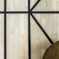 Modern&iacute; barov&aacute; skř&iacute;ňka Diodato z MDF a kovu b&iacute;lo-čern&aacute; 100 cm se vzorem vyroben&yacute;m z kost&iacute;