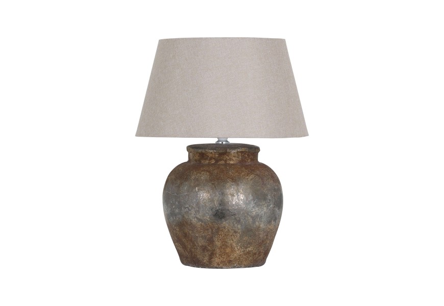 Designová industriální keramická stolní lampa Casangelo s kulatou podstavou v hnědé barvě s kamenným vizuálem s výraznou vintage patinou a zvětralým efektem se lněným stínítkem v béžové barvě