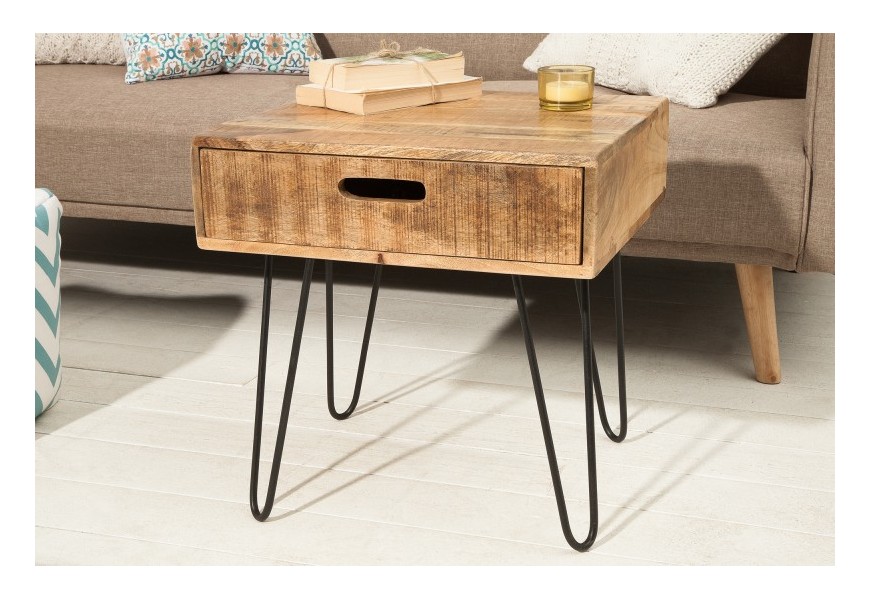 Designov&yacute; př&iacute;ručn&iacute; stolek z masivu Leeds 50cm