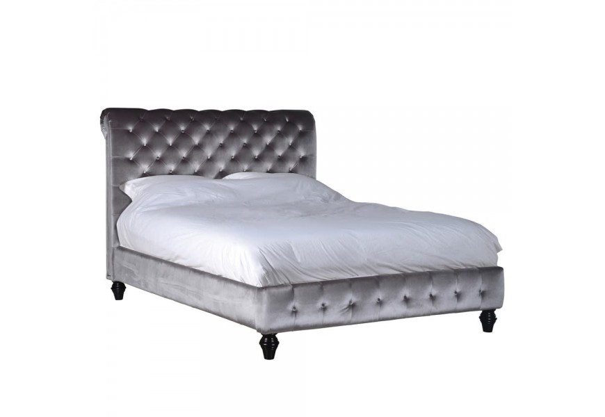 Luxusní šedá postel Alcala II s Chesterfield prošíváním na sametovém potahu s ozdobnými dřevěnými nohami 170cm
