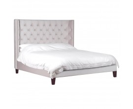 Luxusní Chesterfield postel Valerie v bledém sametovém potahu s dřevěnými nohami 192cm