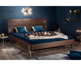 Designová postel Mammut z akátového dřeva tmavě hnědé barvy doplněná zlatými prvky 205cm