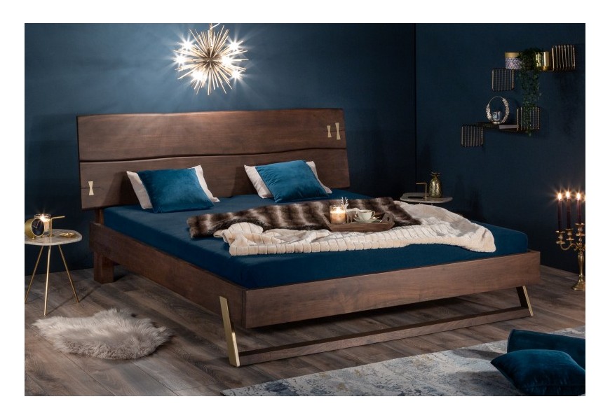 Designová postel Mammut z akátového dřeva tmavě hnědé barvy doplněná zlatými prvky 205cm