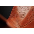 Designové hnědé kožené křeslo Butterfly Moffat s dekorativním nýtů vzorem 87cm