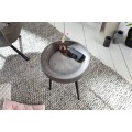 Moderní kulatý příruční stolek Tamworth IV z masivního akáciového dřeva v šedé barvě 35cm