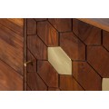 Masivní příborník Roslin z akáciového dřeva s organickým designem a zlatými prvky 145cm