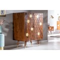 Art-deco barová skříňka Roslin z masivního akáciového dřeva s dvířky se zlatými prvky 96cm