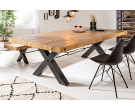 Industriální jídelní stůl Freya z masivu v přírodní hnědé barvy s černými kovovými nohami 200cm
