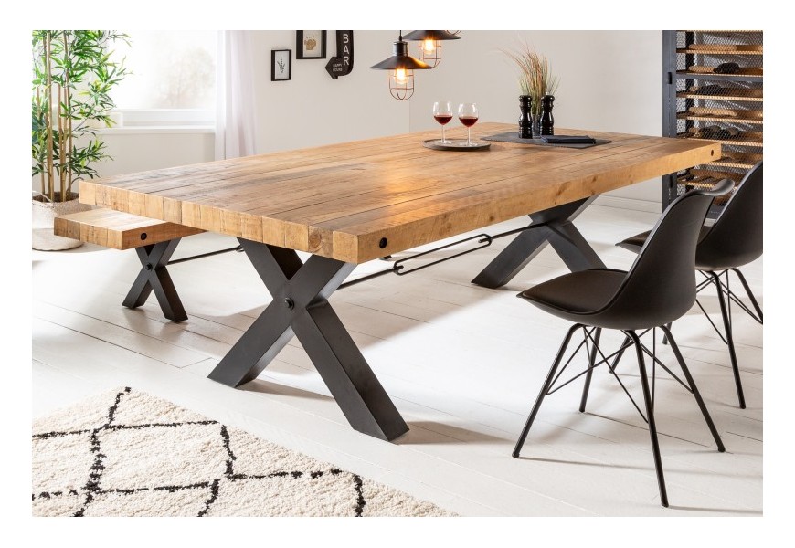 Industriální jídelní stůl Freyja z masivního dřeva přírodní hnědé barvy a černýma kovovými nohama a orámováním vrchní desky