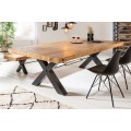 Industriální jídelní stůl Freyja z masivního dřeva přírodní hnědé barvy a černýma kovovými nohama a orámováním vrchní desky