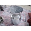 Moderní stříbrný příruční stolek Siliguri v organickém tvaru 36cm