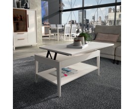 Luxusn&iacute; venkovsk&yacute; konferenčn&iacute; stolek Estoril z masivn&iacute;ho dřeva v b&iacute;l&eacute; barvě s vykl&aacute;pěc&iacute; obd&eacute;ln&iacute;kovou vrchn&iacute; deskou s &uacute;ložn&yacute;m prostorem a otevřenou polic&iacute; se čtyřmi v&aacute;lcovit&yacute;mi nohami