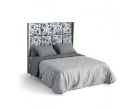 Moderní luxusní postel Sajonia z masivního dřeva s čalouněným čelem a rámem na matraci 135/150 / 180cm