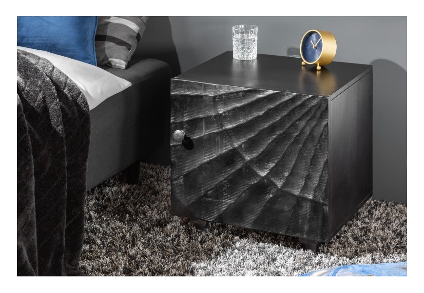 Moderní masivní noční stolek Cumbria s vyřezávaným černým povrchem 50cm