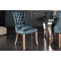 Stylov&aacute; j&iacute;deln&iacute; židle Torino s tmavomodr&yacute;m sametov&yacute;m potahem s chesterfield pro&scaron;&iacute;v&aacute;n&iacute;m a stř&iacute;brn&yacute;m klepadlem 96cm