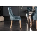 Stylov&aacute; j&iacute;deln&iacute; židle Torino s tmavomodr&yacute;m sametov&yacute;m potahem s chesterfield pro&scaron;&iacute;v&aacute;n&iacute;m a stř&iacute;brn&yacute;m klepadlem 96cm